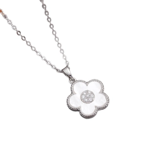 Collier en acier inoxydable argenté avec un pendentif fleur blanche et cristaux micro-sertis