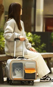 Vue détaillée d'un sac trolley pour animaux avec roues silencieuses et fenêtre claire