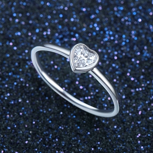 Minimalistischer S925 Sterlingsilber Ring mit Herz-Zirkonia auf blauem Sternhintergrund