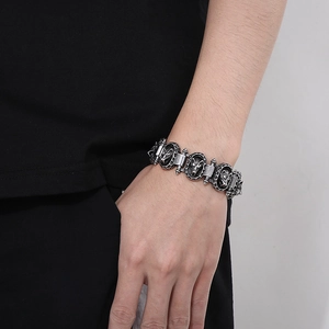 Detail eines Vintage Wolfskopf-Stahlarmbands mit Hammerschlag-Optik und Punk-Stil-Finish