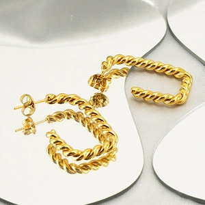 Vintage twisted hoop earrings in 18k gold plated stainless steel on reflective base