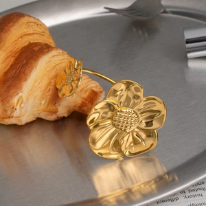 Bracciale rigido floreale in acciaio inossidabile placcato oro 18K con petali curvi
