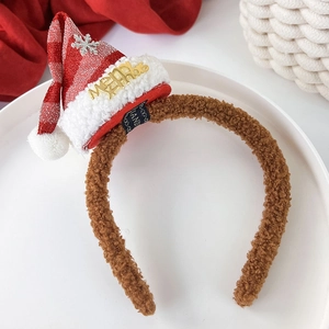 Vue détaillée d'un serre-tête de Noël avec bonnet de Père Noël et texte doré Merry Christmas