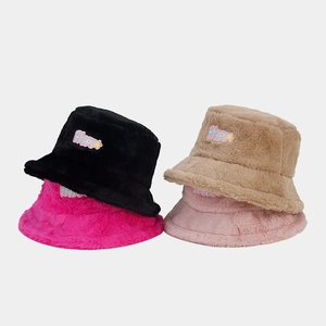 Bobs en peluche pour l'hiver avec broderie Happy en noir, rose, camel et rose fushia