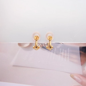 Nahaufnahme von DIY S925 Sterlingsilber Ohrclip-Fassungen in Gold für Perlen und Steine
