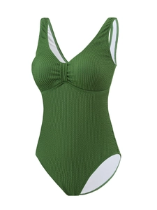 Détail du maillot de bain vert foncé avec texture gaufrée et décolleté en V plongeant