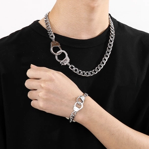 Ensemble collier et bracelet menottes en acier inoxydable argenté sur mannequin homme