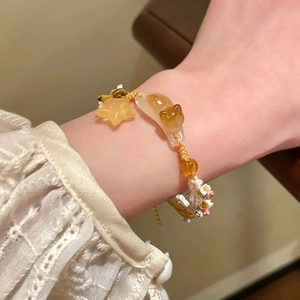 Bracelet fait main en perles avec chat en résine ambrée, étoiles et cordon tressé jaune