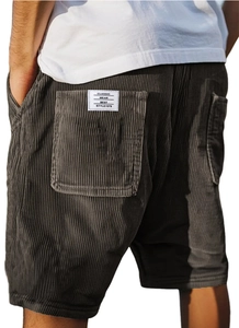 Detail van de antracietgrijze corduroy short voor heren met achterzak en klassiek label