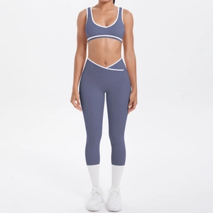 Details des blauen Yoga-Sets mit weißem Saum und V-förmiger Leggings-Taille