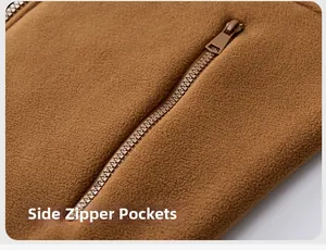 Detail der seitlichen Reißverschlusstaschen an der braunen Fleecejacke für Herren