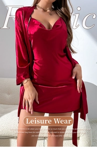 Détail de l'ensemble nuisette et peignoir en satin rouge au fini brillant et col en V