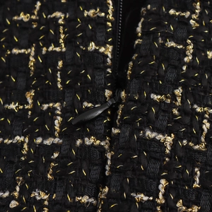 Elegante gonna a trapezio in tweed nero e oro con cerniera a scomparsa e trama ricca