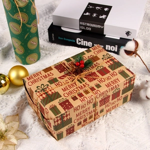 Carta regalo di Natale in kraft retrò con pigne e bacche rosse su uno sfondo bianco