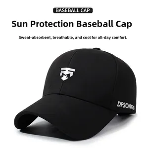 Gros plan des flèches brodées et du logo métallique argenté sur la casquette de baseball