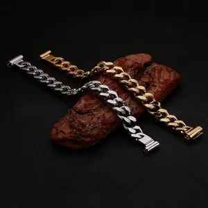 Bracciali a maglia cubana in oro e argento su legno vintage in stile industriale