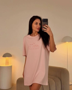 Gros plan détaillé d'un T-shirt rose en coton oversize avec imprimé 'THE THERAPY'