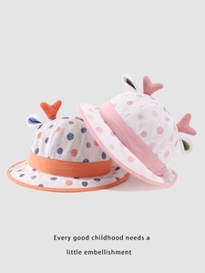 Dettaglio di cappelli da sole per neonati con pois e decorazioni a forma di orecchie