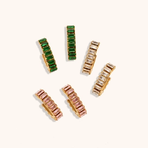 Boucles d'oreilles en acier doré avec zircons géométriques verts, blancs et roses