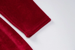 Détails des coutures et de la texture du velours sur les poignets rouges foncés