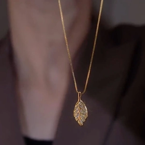 Eleganter goldener Blattanhänger Halskette mit funkelnden Strasssteinen für Luxus-Look