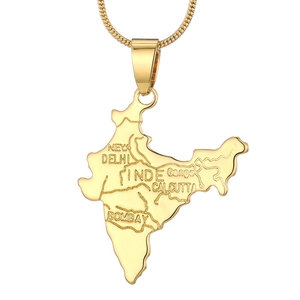 Primo piano della collana con ciondolo mappa dell'India placcata oro 18K e città