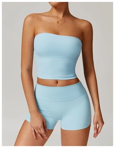 Vue détaillée d'un ensemble de sport bleu clair avec haut bandeau et short taille haute