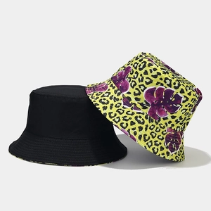 Dettaglio di un cappello da pescatore reversibile con stampa leopardata e tessuto nero
