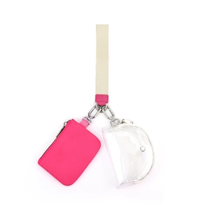 Dettaglio della pochette fucsia con cerniera e portafoglio in PVC con cinturino da collo