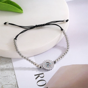 Détail du bracelet à perles ajustable avec breloque tournesol colorée et zircons