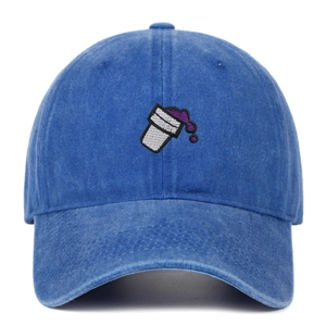 Détail d'une casquette en denim bleu délavé avec un motif de tasse brodée unique