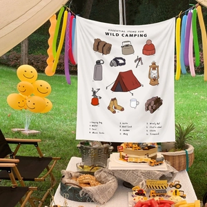 Détail d'une tapisserie de camping avec illustrations de matériel de plein air