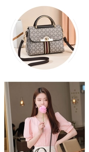 Vue détaillée du sac à main beige avec texture géométrique et sangle rayée rouge et vert