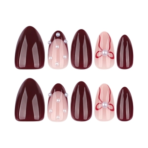 Faux ongles amande bordeaux minimalistes avec perles et décoration de nœud
