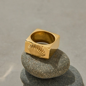 Bague carrée polie en acier inoxydable doré 18K avec relief coquillage sur pierre