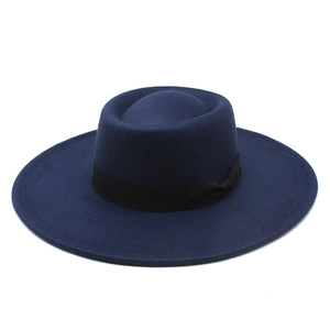 Détail du chapeau en feutre de laine bleu marine avec ruban gros-grain noir et noeud
