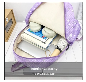 Detalle de mochila acolchada morada que muestra gran capacidad y almacenamiento interior