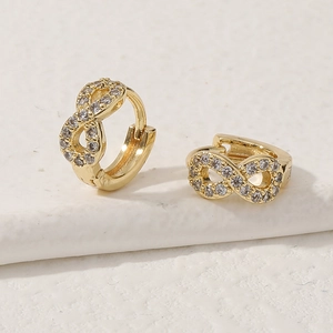 Vista macro de pendientes de aro infinity dorados con micro pavé de circonitas blancas