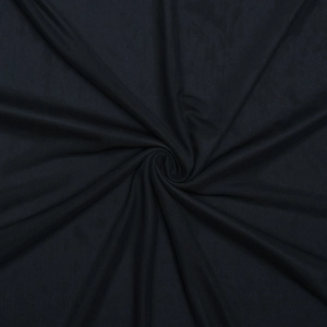 Vue macro détaillée montrant la texture du tissu en maille noire et le drapé élégant