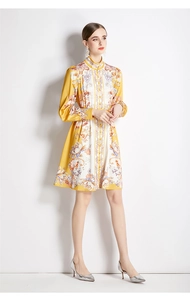 Dettaglio dell'abito giallo a trapezio con stampa floreale vintage e collo alto in seta
