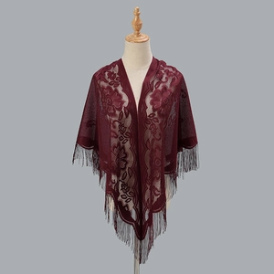 Dettaglio di scialle triangolare in pizzo nylon bordeaux con motivi floreali e frange