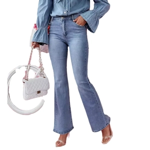 Jean évasé taille haute bleu clair pour femme avec coupe ajustée et finition denim délavé