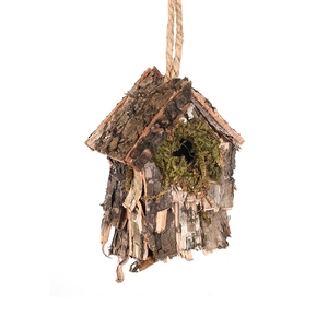 Nichoir naturel en bois avec écorce et mousse suspendu à une corde rustique