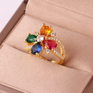 Anello a fiore dorato con cristalli colorati a goccia e pavé di zirconi bianchi