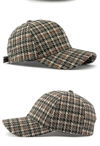 Dettaglio della trama pied-de-poule marrone e del tessuto di un cappello da baseball