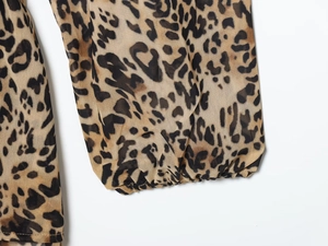 Détail macro du motif léopard et de la finition élastique du poignet sur le tissu