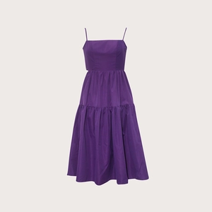 Détails de la robe bohème violet foncé avec ourlet à volants et fines bretelles