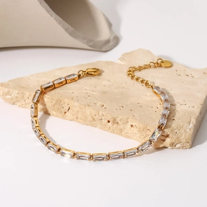 Gros plan d'un bracelet doré 18K avec zircons rectangulaires et chaîne de réglage fine