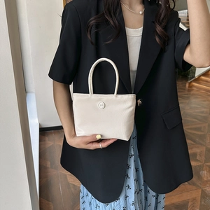 Sac seau en nylon beige minimaliste avec poignée ronde et bandoulière pour femme