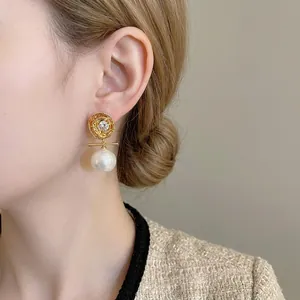 Élégantes boucles d'oreilles fleurs en perles et zircons plaqués or de style vintage